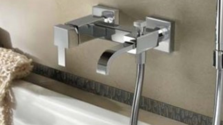 Montare il rubinetto della vasca da bagno